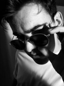 Chico con gafas