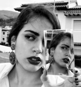 Chica viendo su reflejo en el espejo