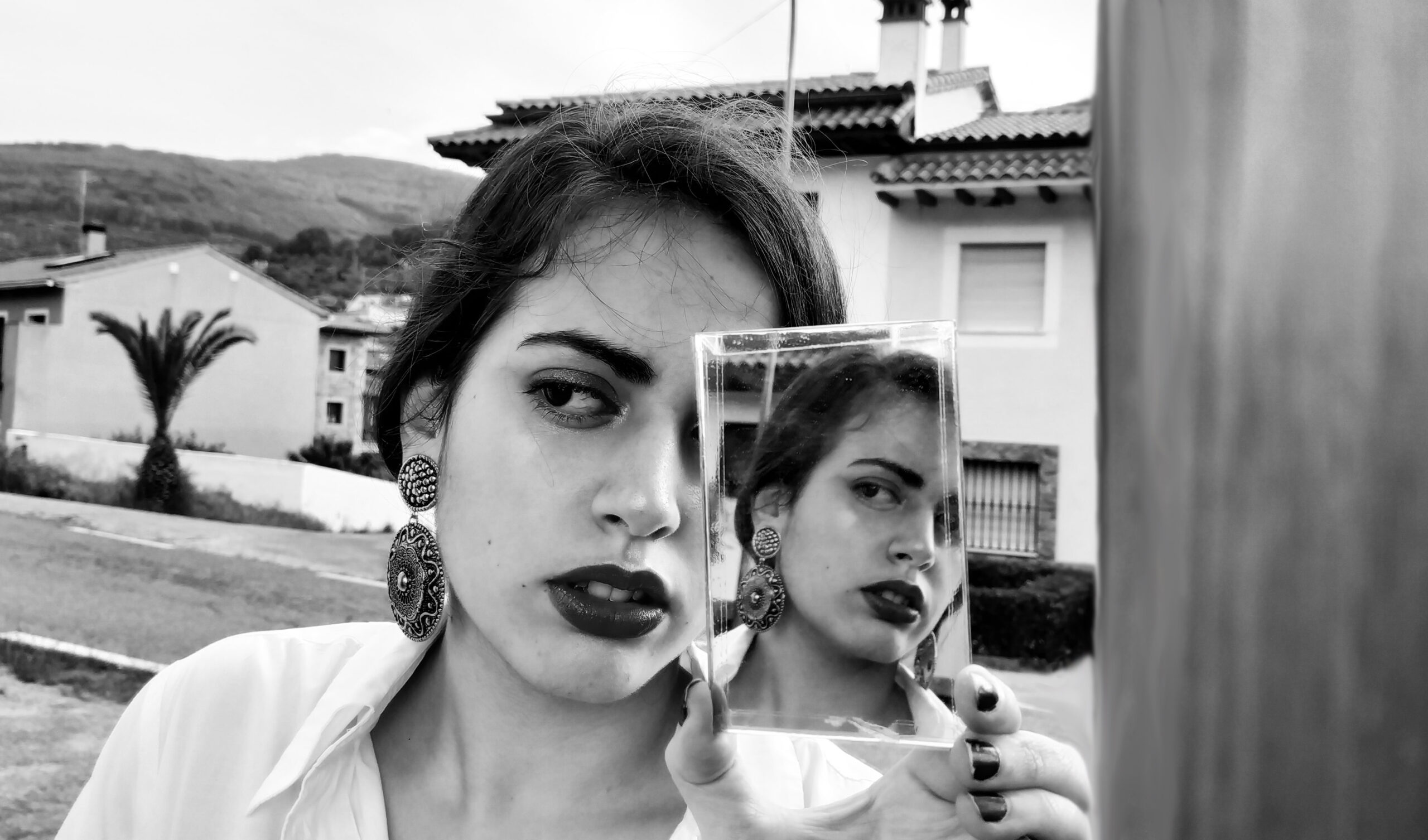 Chica viendo su reflejo en el espejo