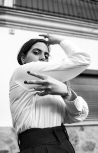 Chica con pose flamenca mirando al frente